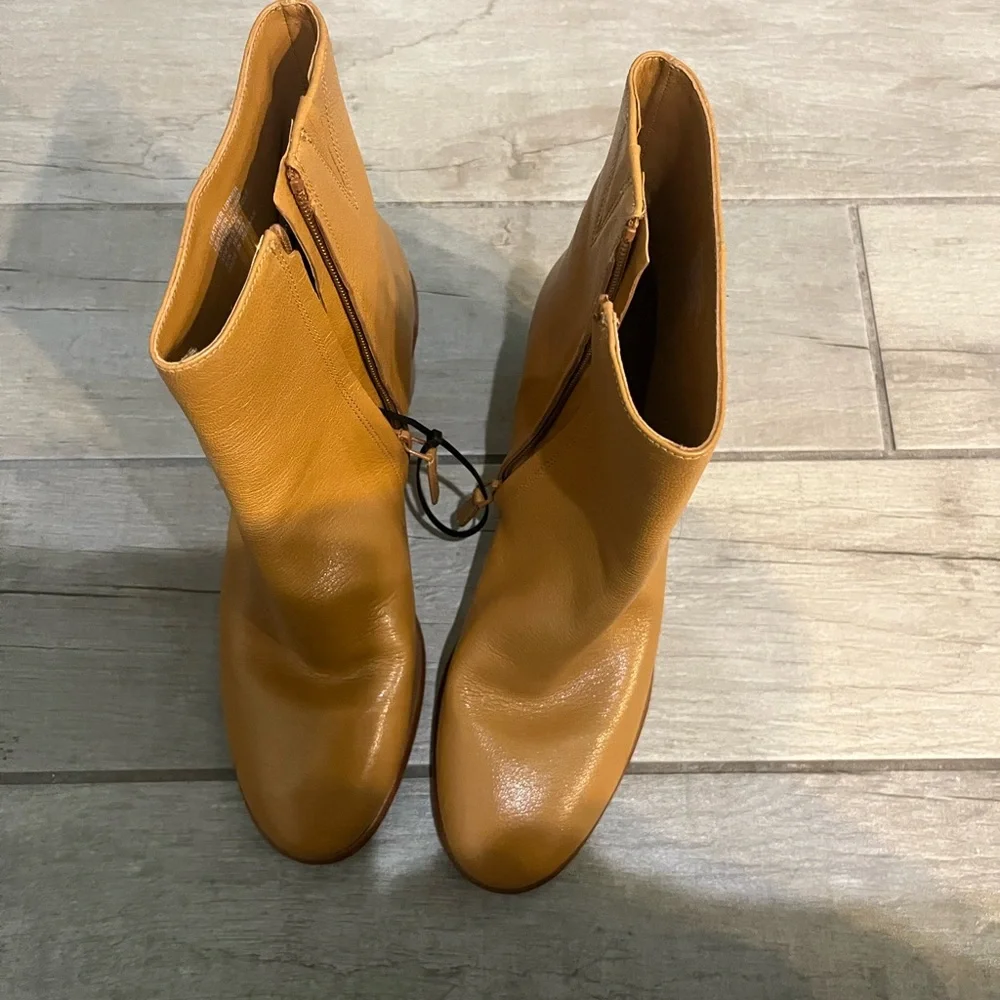 New $438 TORY BURCH BROOKE STAMPED HEEL BOOTIE CARAMEL (11m)